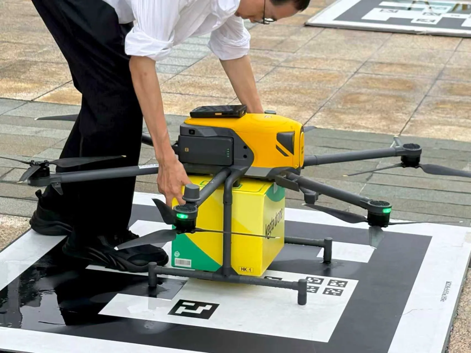 A Meituan delivery drone being prepared at the collection point